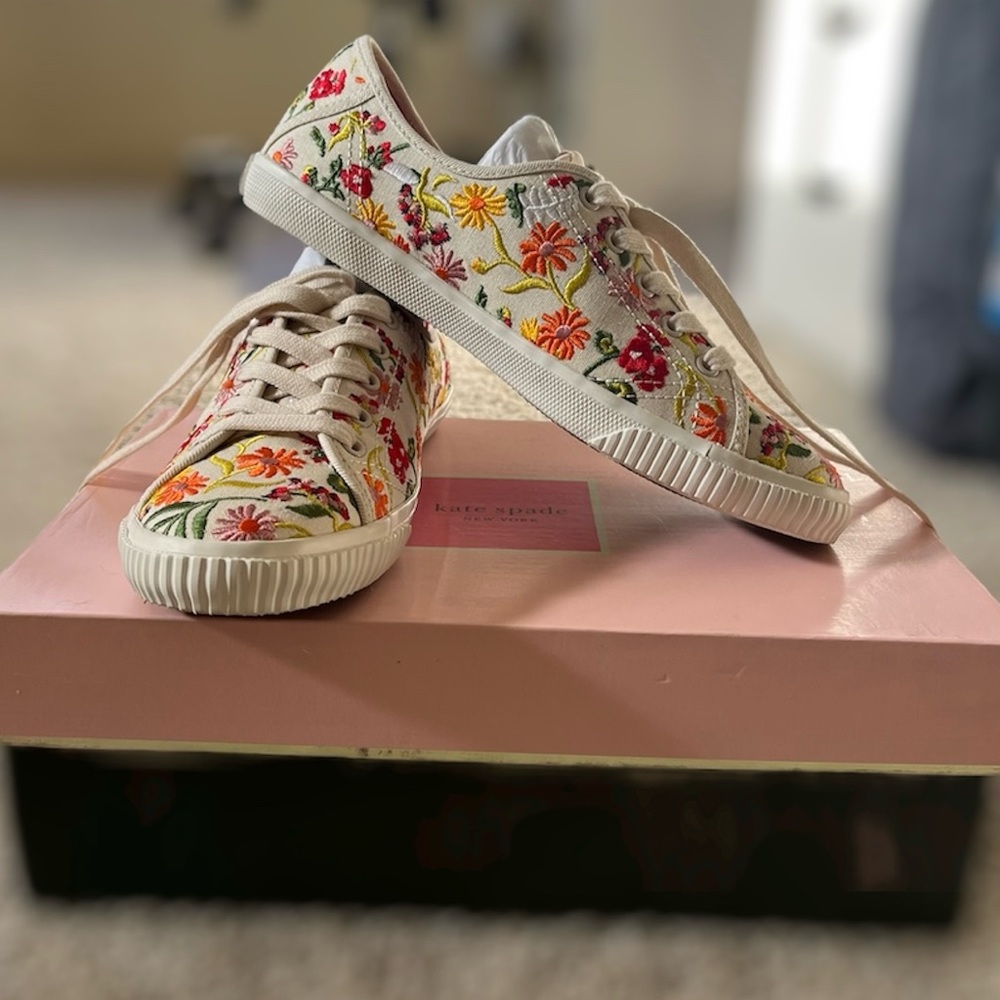 Kate Spade Beige Floral Embroidered Tennison Round Toe Lace-Up Shoes 6
